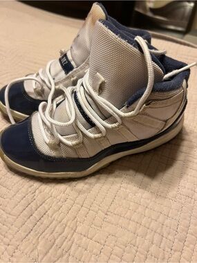 Retro Jordan 11 kids Navy Blue and White size 2